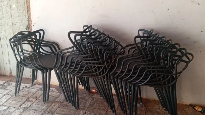 16 cadeiras Allegra em Polipropileno semi novas.