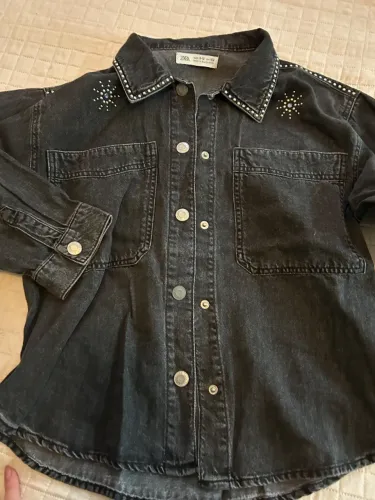 Jaqueta jeans preta com detalhes metalizados