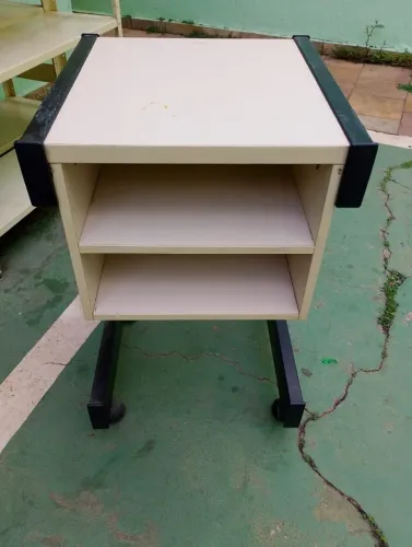 Mesa Lateral de escritorio com duas prateleiras e rodinhas