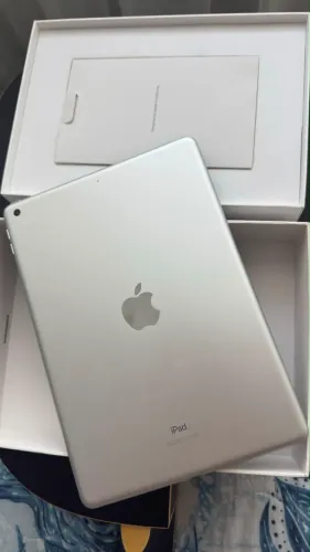 Apple iPad Wifi 9th Geração Cinza Espacial A2602 64GB 10.2 " e vem com capinha