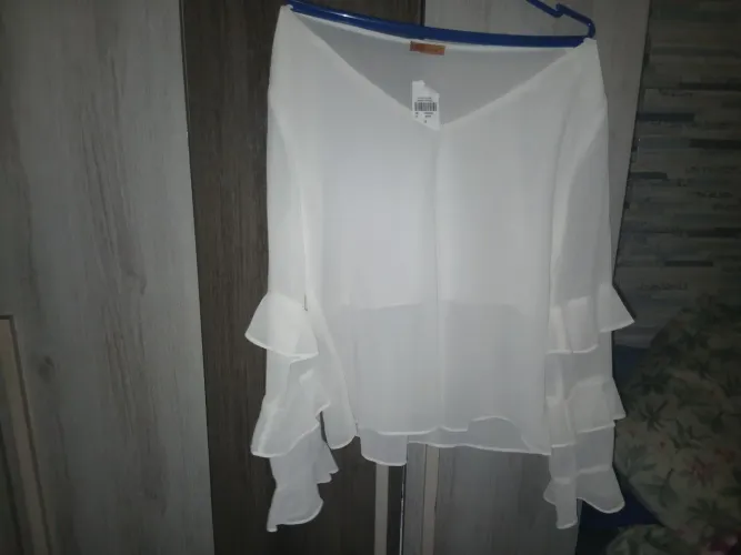 Blusa branca de babado nas mangas 75 reais
