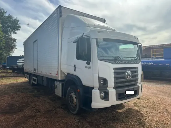 VW 18.260 4x2 Constellation ano 2004/2025 c/ Bau