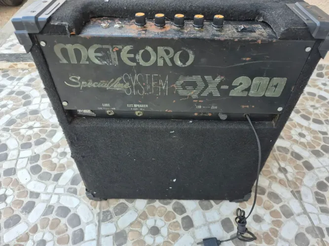 Amplificadores profissionais para baixo. Violao é guitarra