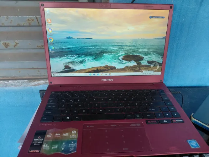 Um computador da marca positivo pois o teclado não funciona