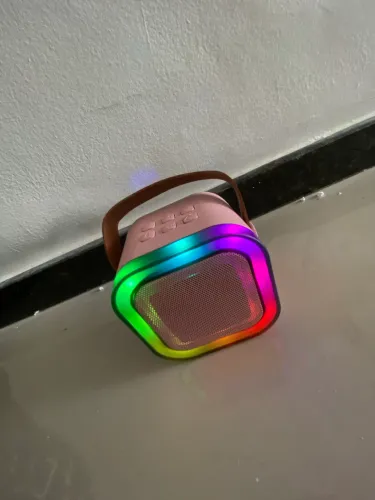 Vendo caixinha de som acompanha caixa e carregador 
