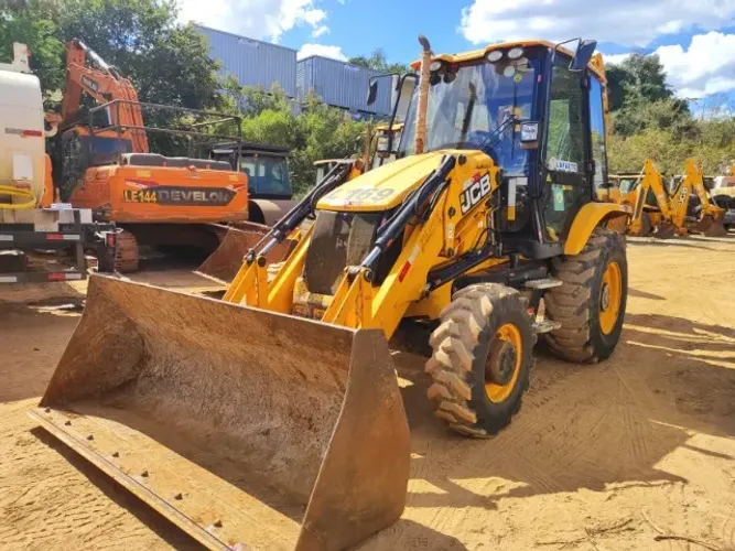 Retroescavadeira JCB 3CX - 4X4 - Ano 2022