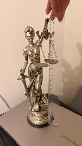 Estatueta Deus Themis