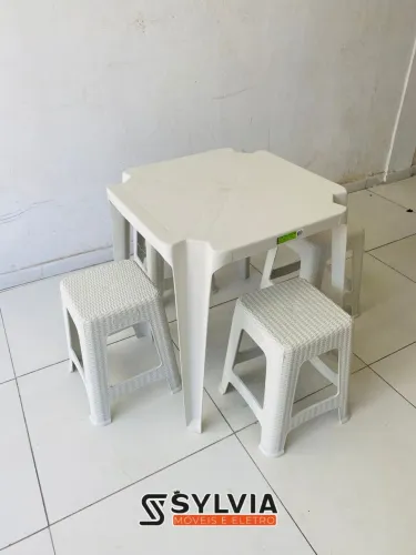 CONJUNTO PLÁSTICO COM BANCOS 