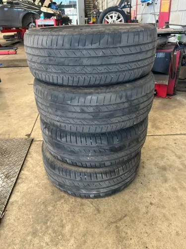 Pneus 195/55/R16, 30% de borracha, pneus meia vida.
