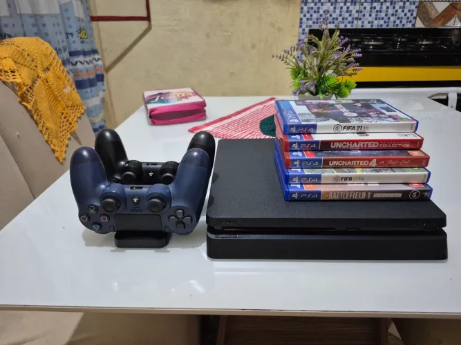 Ps4 Slim 1TB + 2 controles