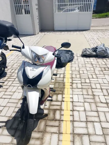 Vendo jet 50cc, ano 2025/2026 muito nova apenas 2.280 km interessados watts *99