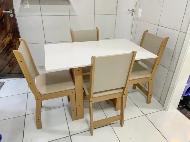 Mesa de Jantar com 4 Cadeiras