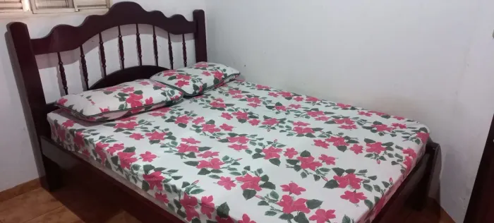 Cama casal de madeira
