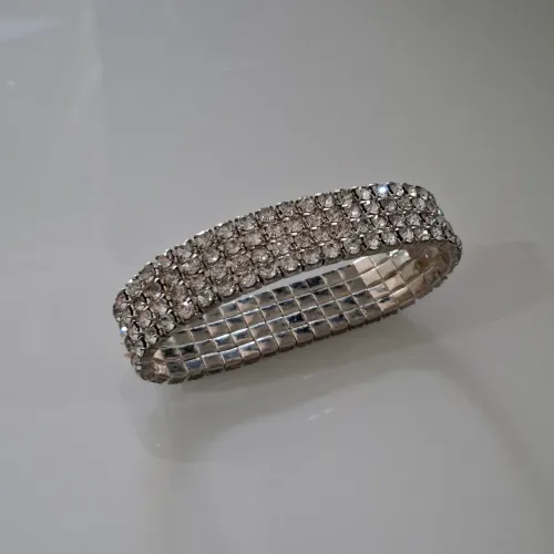 Pulseira Cravejada de Strass Prateada Brilha Muito