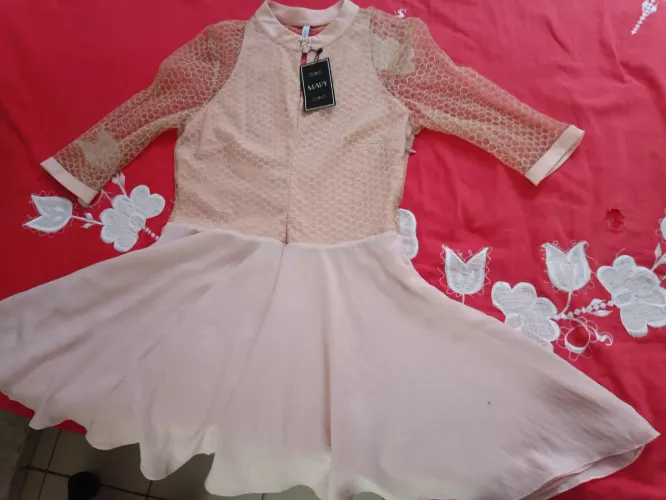 Vendo vestido P . Está novíssimo 