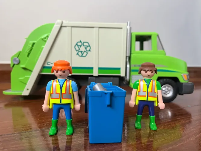 Brinquedo- Caminhão de Coleta de Lixo Playmobil - R$ 110