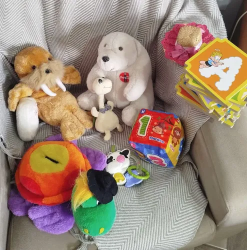 Combo 7 brinquedos e kit livros infantis