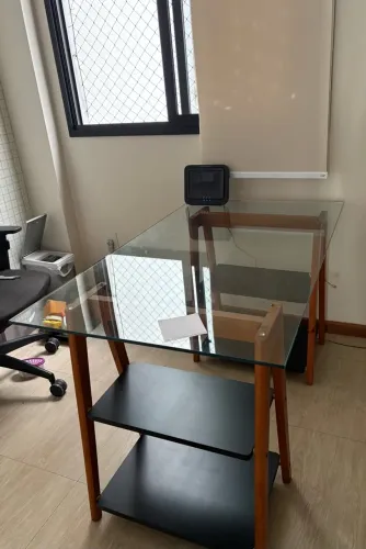 mesa de escritório/escrivaninha com estrutura de cavaletes em madeira