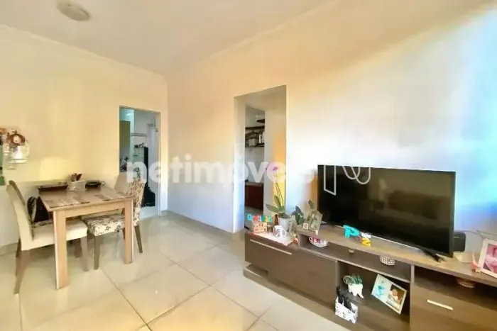APARTAMENTO DE DOIS QUARTOS E UMA VAGA PRÓXIMO AO CENTRO!!