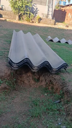 Vendo 10 telhas e duas janelas com caixilho