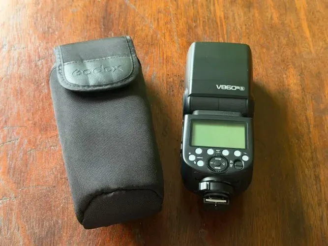 Flash Godox V860II-S para Sony com bolsa e carregador - quase novo