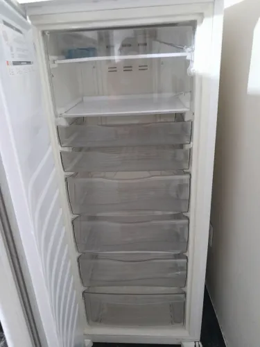 Freezer vertical Brastemp com 6 gavetas e compartimanto
