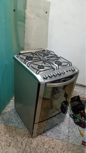 Fogão sem o manípulo do formo e tem que trocar as tampinhas que não são dele