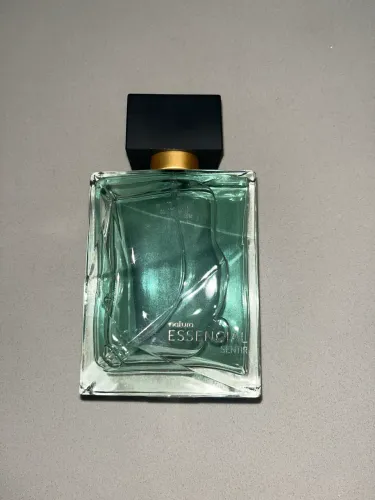 Essencial Sentir 100 ml, com cerca de 90% do líquido (~90 ml)