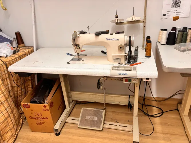 Máquina de costura reta