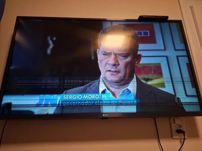 Smart tv LG 43 polegadas com pequeno problema (linhas horizontais aparecendo na parte inf)