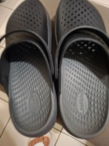 Vende-se Sandália Crocs Preta Original M10 usada só uma vez.