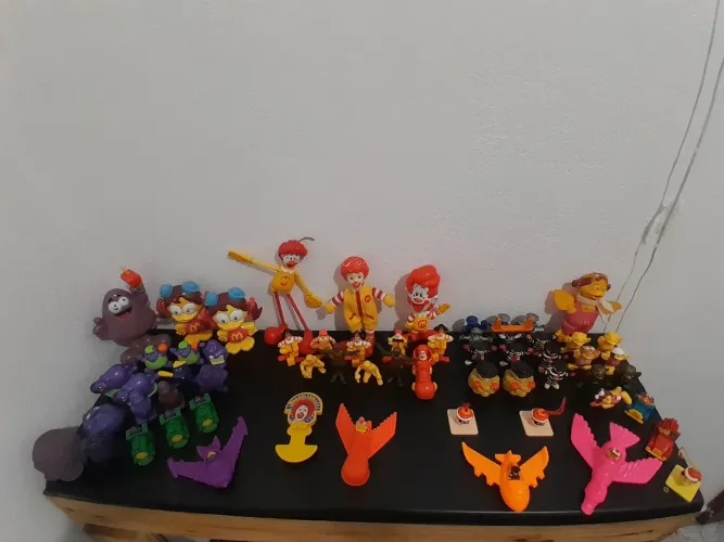 Lote com 57 unidades de brindes antigos McDonald's