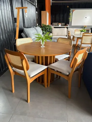 Mesa de jantar redonda com 4 cadeiras