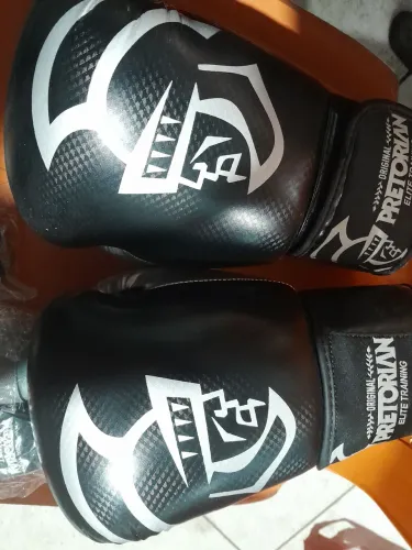 LUVA DE BOXE + APARADOR DE SOCOS R$400,00