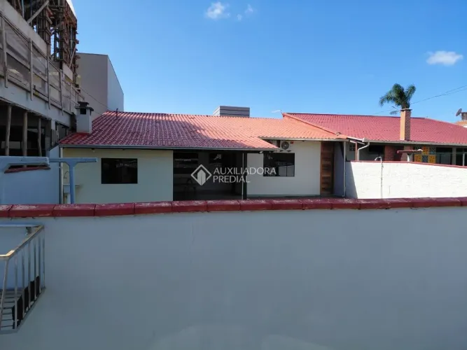 CASA À VENDA A 459 METROS DO MAR | 2 QUARTOS ? GARAGEM PARA 2 CARROS