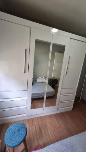 Guarda roupa grande com espelho