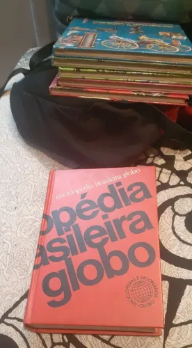 Enciclopédia Brasileira - Volume 4 - Capa Dura. 