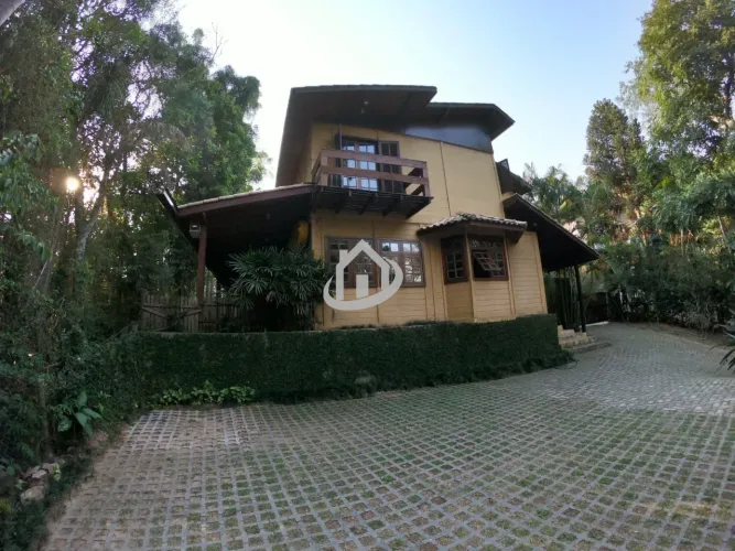 Casa em condomínio, 3 km do centro de Embu!