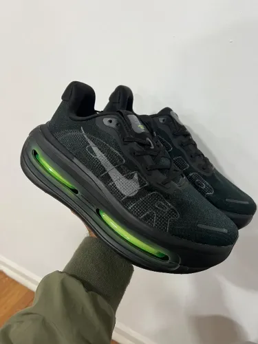 Vomero Premium Black Volt