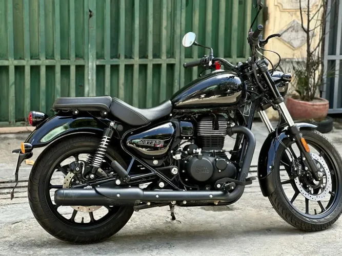 Meteor 350 / Fireball Black - Letícia