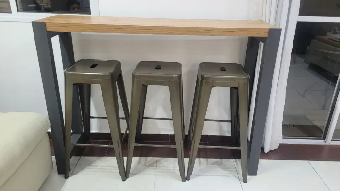 Mesa com banquetas