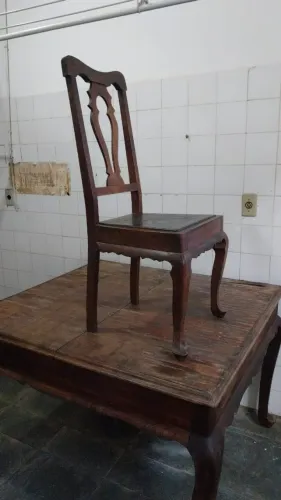 Cadeira para mesa de jantar em jacarandá.