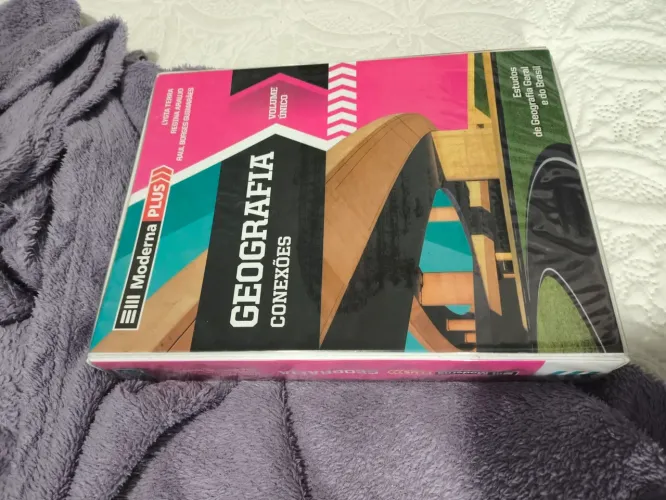 Box de livros de Geografia.
