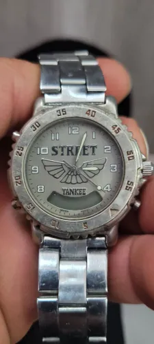 Relógio yakee street anos 90 leia