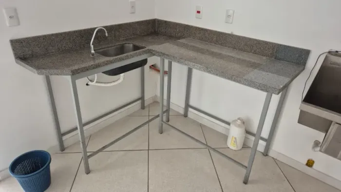 Bancada de granito com cuba de inox