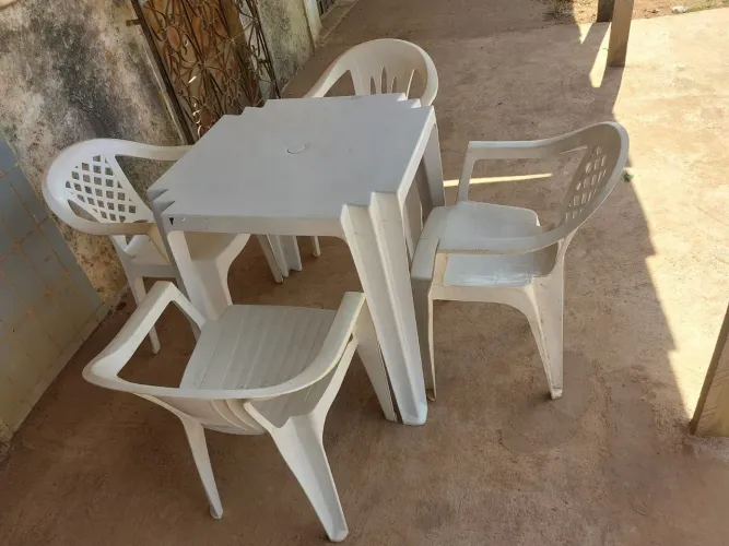JOGO MESA COM 4 CADEIRAS 