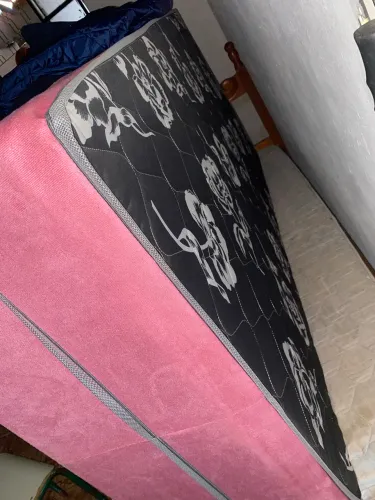 Cama com cabeceira solteiro rosa