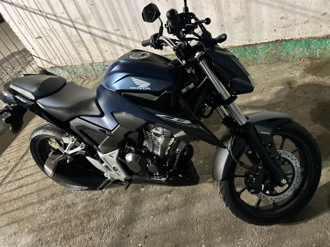 Moto CB 300 Twister