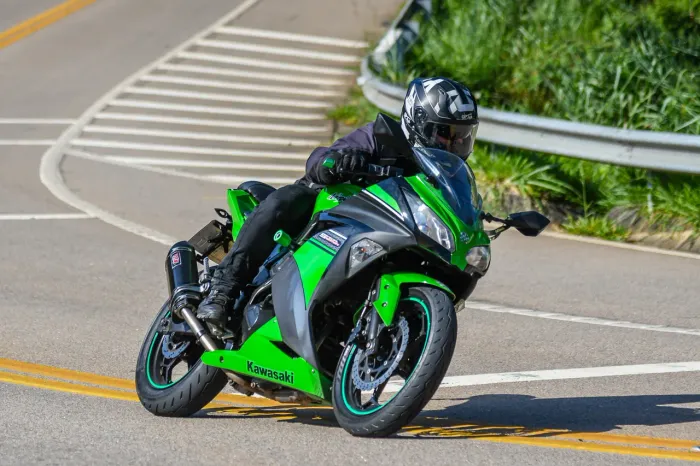 Kawasaki - Ninja 300 2014/2014 - Preparada rua e pista.