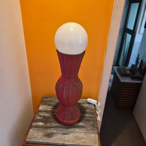 Luminária de mesa base porcelana patina vermelha com cúpula opalina 